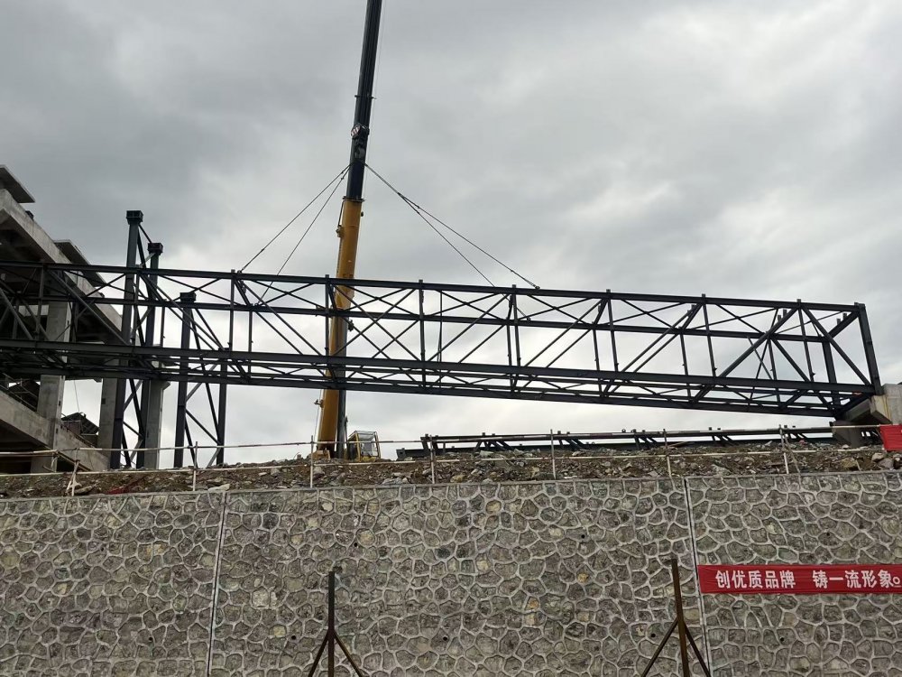 陜煤建設(shè)綠宇公司：重慶項(xiàng)目首座鋼結(jié)構(gòu)廊架順利安裝 迎關(guān)鍵節(jié)點(diǎn)