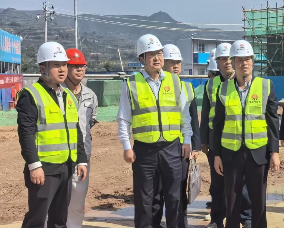 陜西省煤層氣黨委委員、紀(jì)委書記董巨國一行深入天工公司土建第二十一項(xiàng)目部開展節(jié)前檢查指導(dǎo)工作