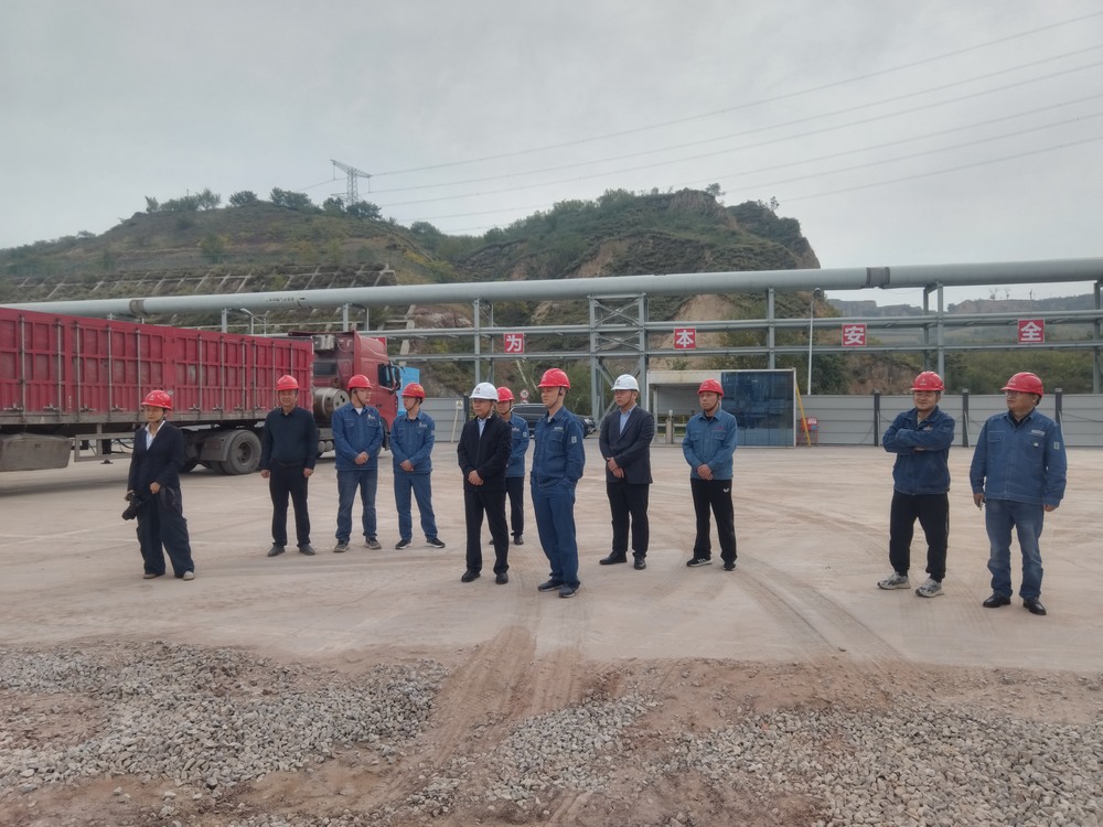 陜煤集團(tuán)府谷能源開發(fā)有限公司黨委書記、 董事長李寧蒞臨陜西新元潔能有限公司電石廠電池儲能調(diào)峰項(xiàng)目檢查指導(dǎo)工作