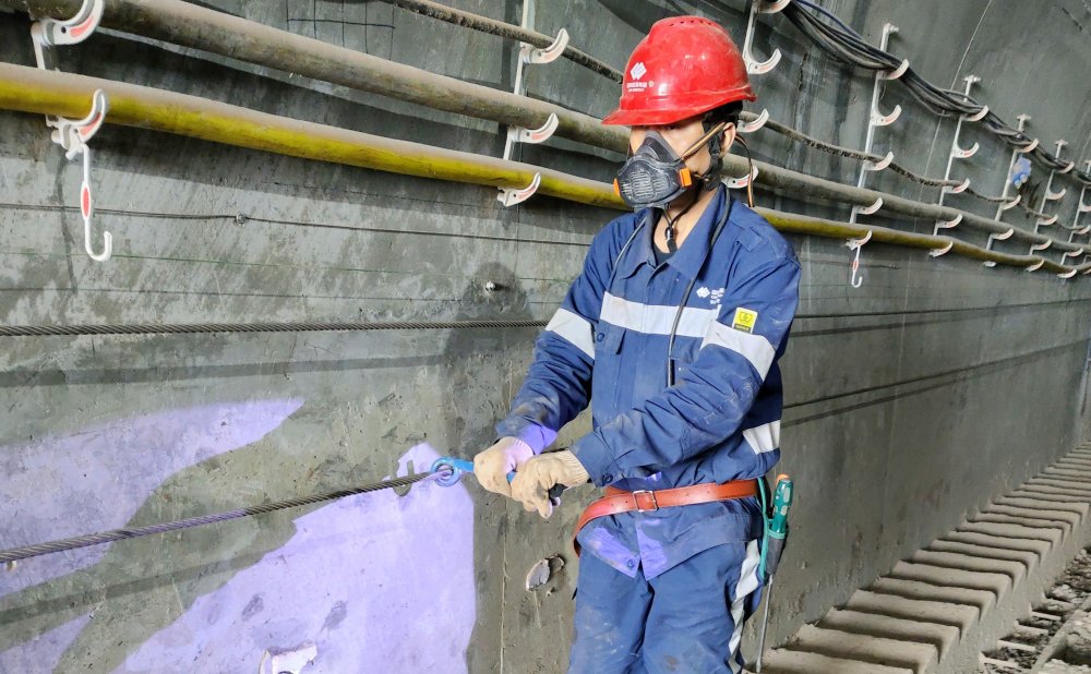 爬坡不用“喘粗氣”！玻璃溝煤礦行人助行裝置投運(yùn)，省力更暖心