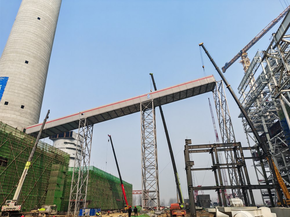 突破“空中走廊”！陜煤建設(shè)韓城分公司土建十六項(xiàng)目部承建的陜煤信陽超超臨界工程裝配式輸煤棧橋建設(shè)再傳捷報(bào)
